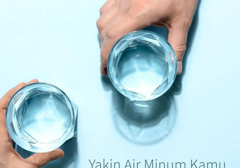 Apakah kamu yakin air minum kamu sudah benar-benar bersih? Coba lihat dan rasakan kembali air minum ...